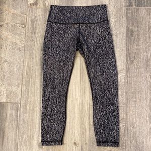 Lululemon black and white pattern crop leggings. Size 8 wunder under high rise